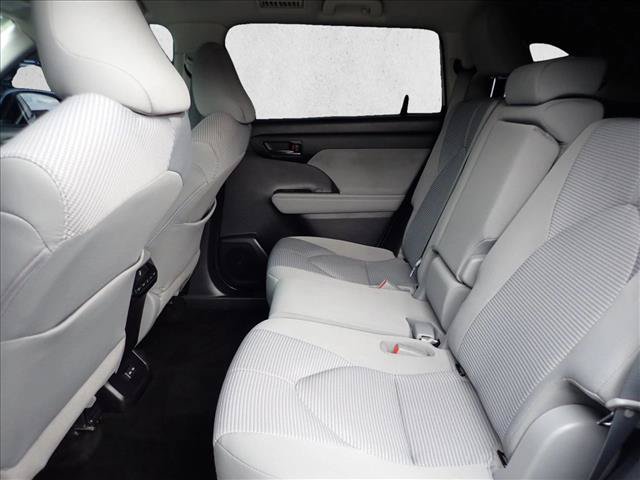 Used 2022 Toyota Highlander LE AWD/4WD image 10
