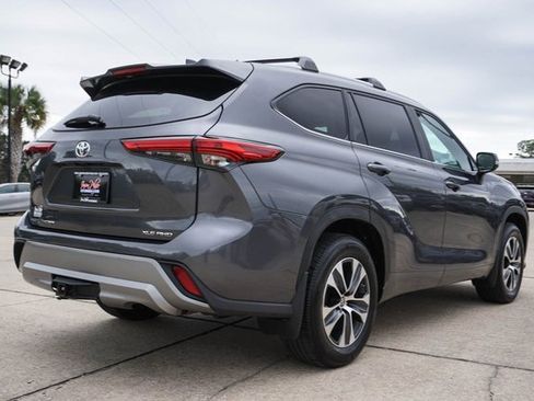 Used 2023 Toyota Highlander XLE image 4