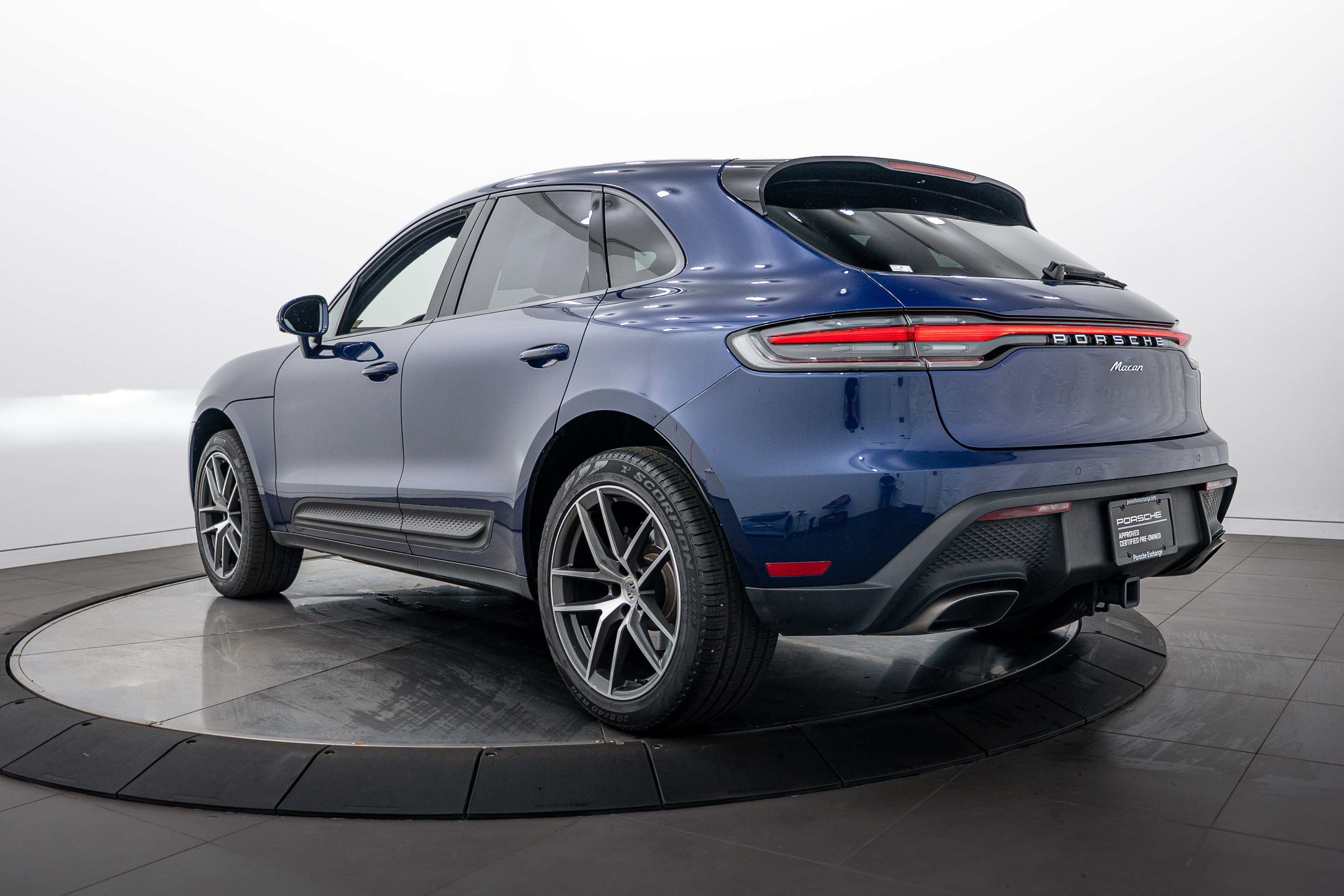 Certified 2025 Porsche Macan AWD/4WD image 3