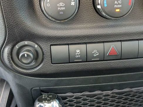 Used 2018 Jeep Wrangler Unlimited Sport S AWD/4WD image 21