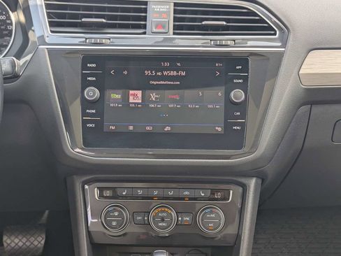 Used 2018 Volkswagen Tiguan SE w/ Panoramic Sunroof Package image 19