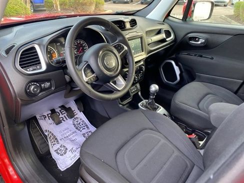 Used 2018 Jeep Renegade Latitude FWD image 7