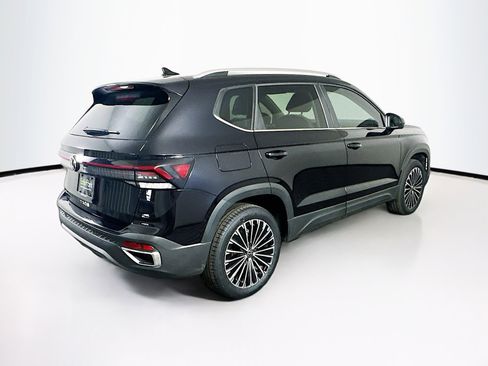 Used 2025 Volkswagen Taos SE w/ Panoramic Sunroof Package image 9