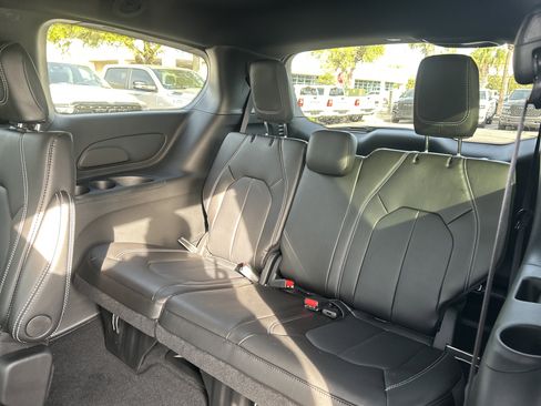 New 2026 Chrysler Pacifica Select image 37