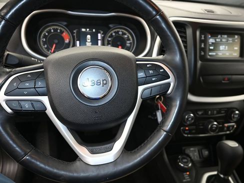 Used 2018 Jeep Cherokee Latitude w/ Cold Weather Group AWD/4WD image 18
