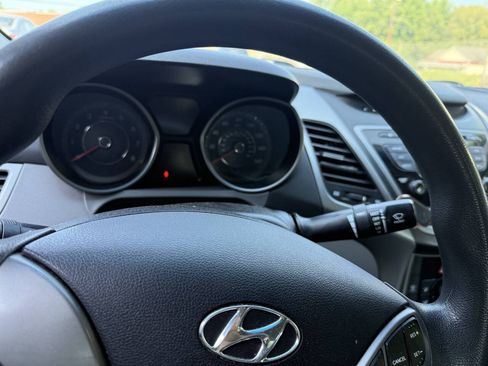 Used 2015 Hyundai Elantra SE FWD image 14
