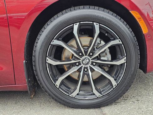 Used 2018 Chrysler Pacifica Limited w/ Tire & Wheel Group FWD image 9