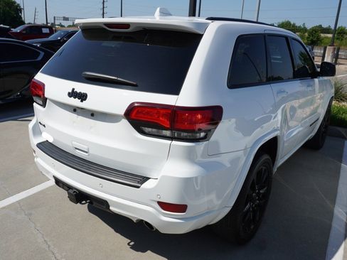Used 2021 Jeep Grand Cherokee Laredo X AWD/4WD image 4