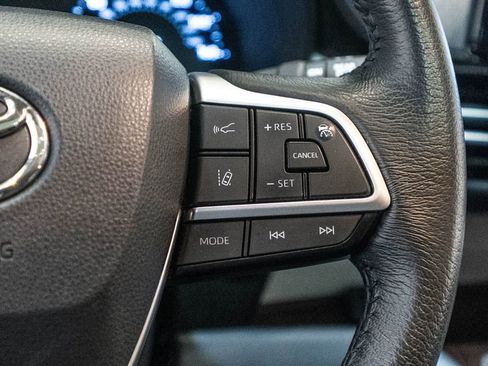 Certified 2024 Toyota Sienna XLE FWD image 19