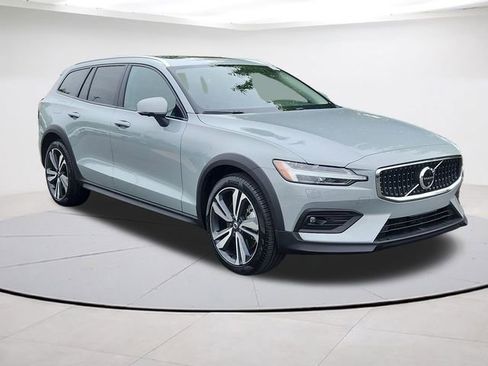 Certified 2025 Volvo V60 B5 Cross Country Plus AWD/4WD image 1