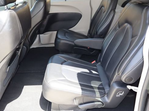 Used 2023 Chrysler Pacifica Touring-L FWD image 5
