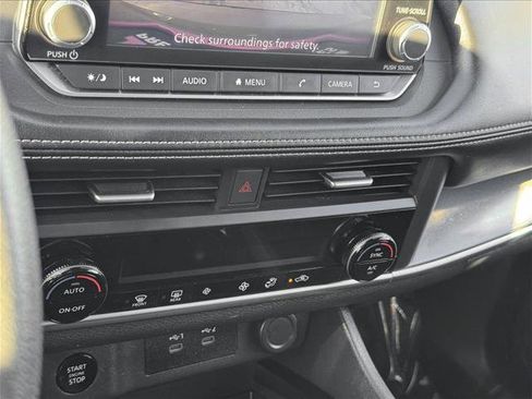 Used 2024 Nissan Rogue SV image 15