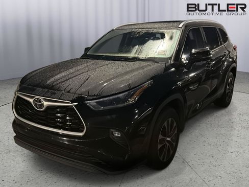 Used 2021 Toyota Highlander XLE FWD image 2