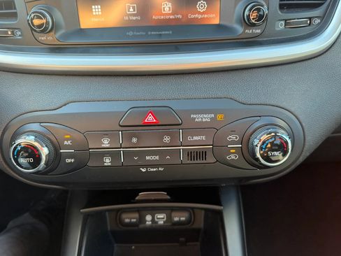 Used 2018 Kia Sorento FWD image 19