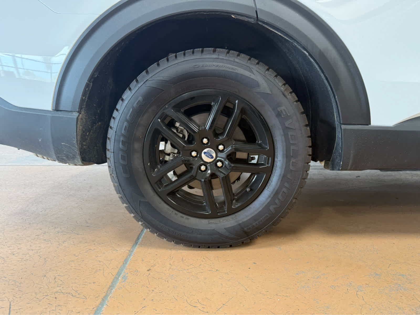Used 2025 Ford Explorer Active AWD/4WD image 8