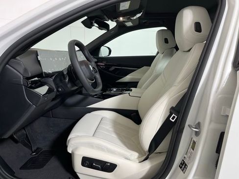 Used 2025 BMW 530i xDrive w/ Premium Package image 11