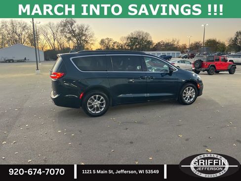 Used 2022 Chrysler Pacifica Touring-L image 9
