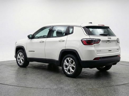 Used 2025 Jeep Compass Latitude AWD/4WD image 6