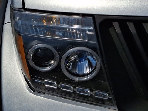 Used 2006 Nissan Frontier LE AWD/4WD image 10