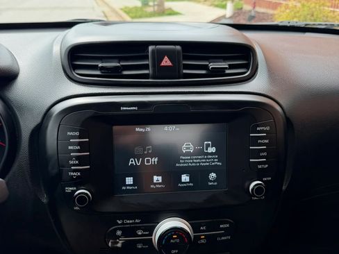 Used 2018 Kia Soul + FWD image 17