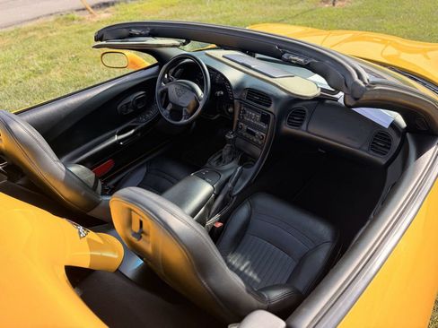 Used 2002 Chevrolet Corvette Convertible w/ Preferred Equipment Group1 RWD image 4