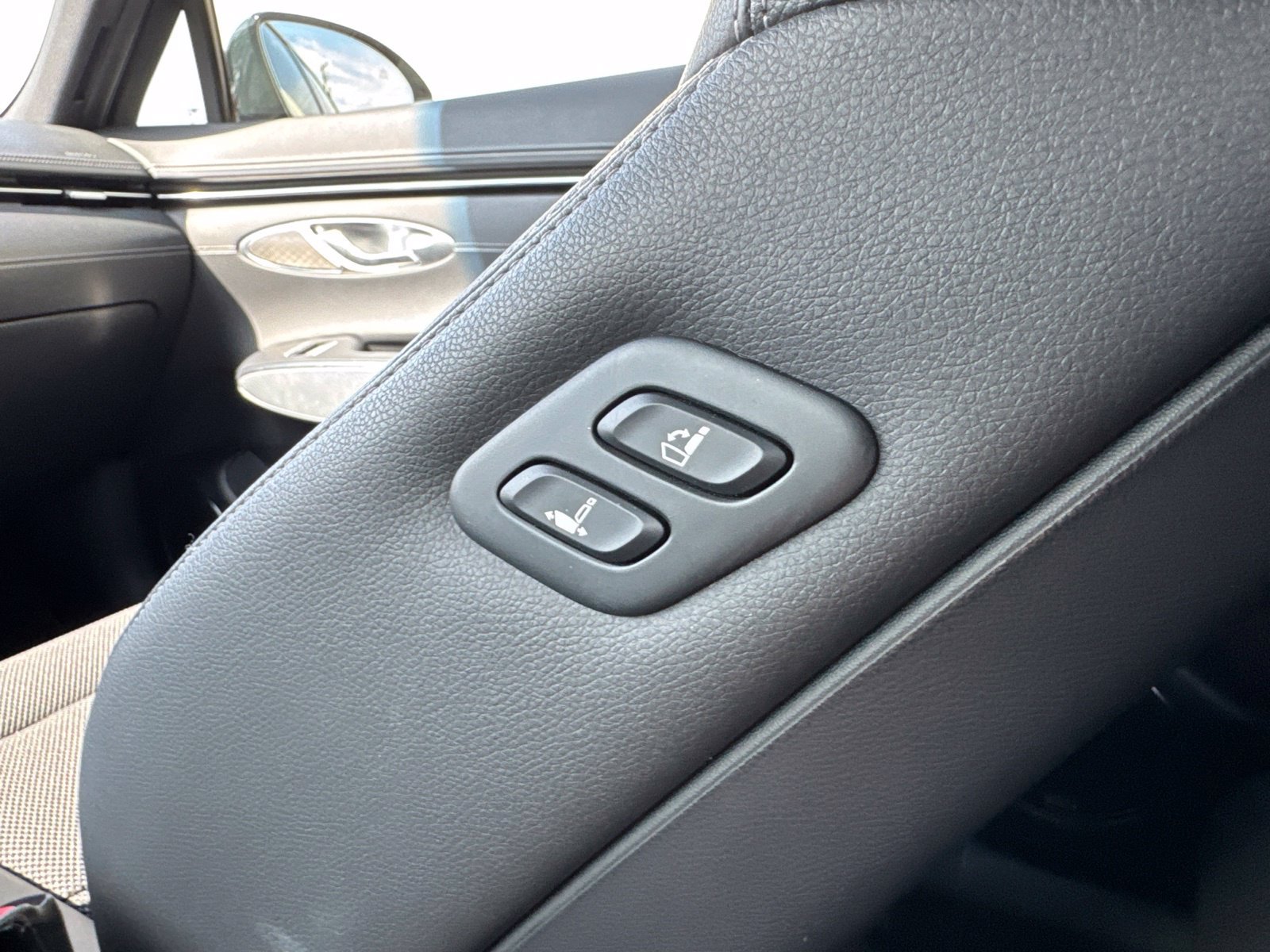 Used 2024 Genesis GV70 2.5T w/ Sport Prestige Package AWD/4WD image 17