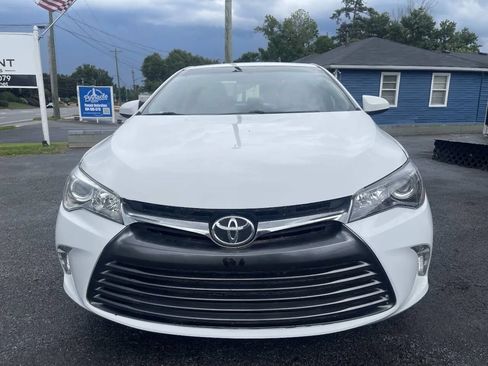 Used 2017 Toyota Camry SE FWD image 2