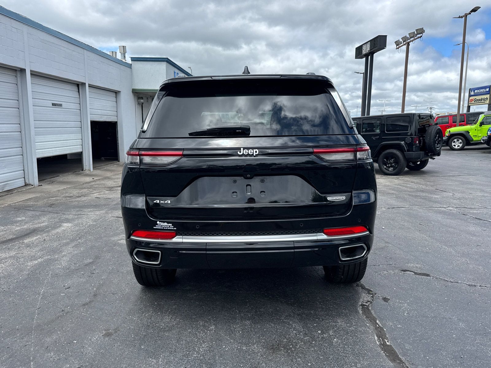 Used 2024 Jeep Grand Cherokee Summit AWD/4WD image 4