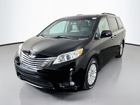 Used 2017 Toyota Sienna XLE w/ XLE Navigation Package FWD image 4
