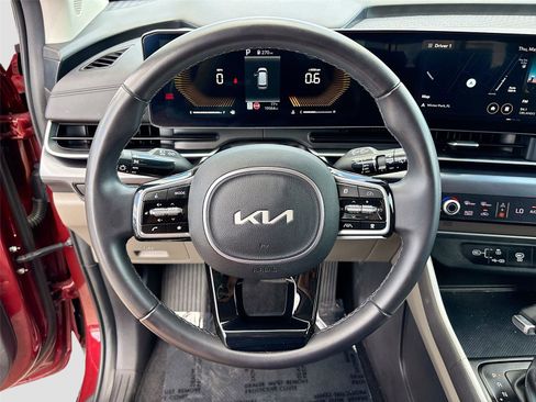 Used 2025 Kia Carnival FWD image 11