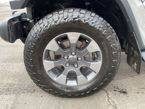 Used 2018 Jeep Wrangler Unlimited Sahara w/ Cold Weather Group image 9