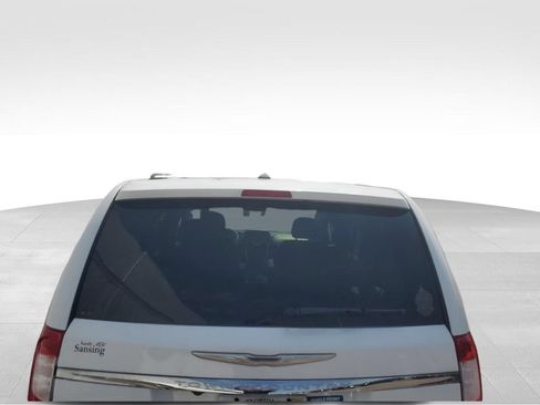 Used 2016 Chrysler Town & Country Touring FWD image 3
