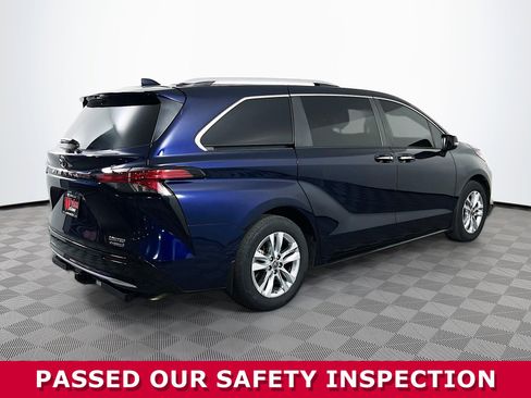 Used 2023 Toyota Sienna Limited image 35