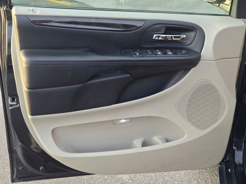 Used 2016 Dodge Grand Caravan SXT w/ UConnect Hands-Free Group image 26