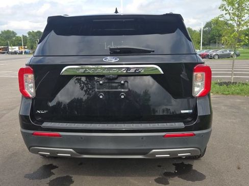 Used 2020 Ford Explorer XLT w/ Equipment Group 202A AWD/4WD image 9