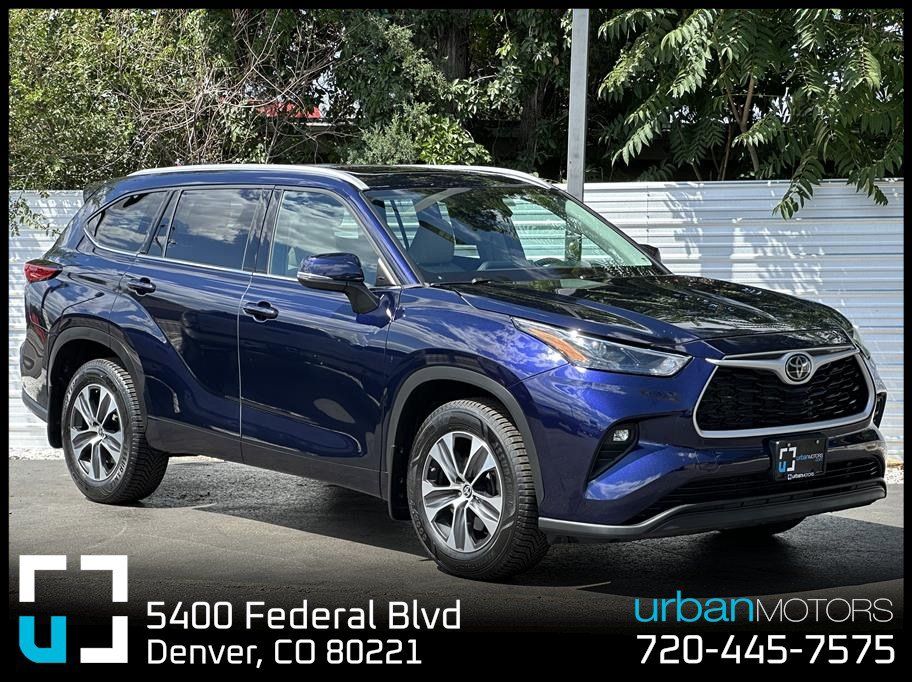 Used 2022 Toyota Highlander XLE AWD/4WD image 1