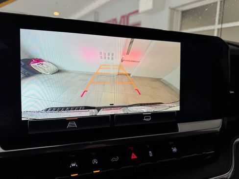 Certified 2025 GMC Sierra 1500 SLT image 21