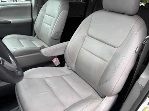 Used 2017 Toyota Sienna XLE w/ XLE Navigation Package FWD image 11