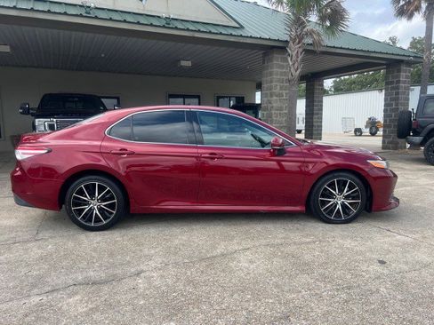 Used 2018 Toyota Camry XLE image 4