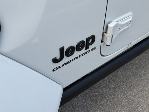 Used 2025 Jeep Gladiator Sport AWD/4WD image 18