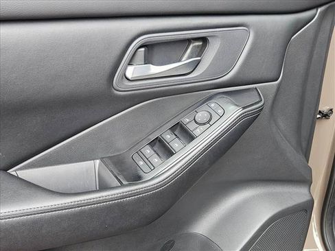 Used 2025 Nissan Rogue SV AWD/4WD image 11