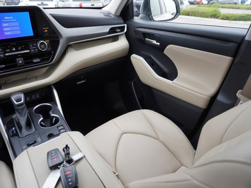 Used 2023 Toyota Highlander XLE image 20