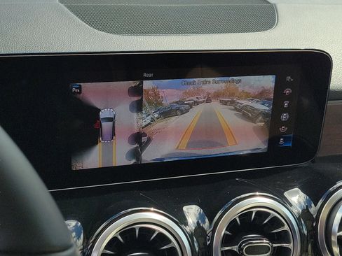 Used 2023 Mercedes-Benz GLB 250 4MATIC image 33