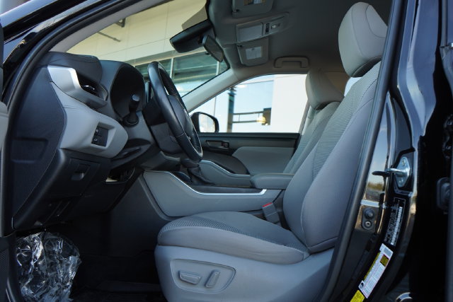 Used 2022 Toyota Highlander LE AWD/4WD image 23