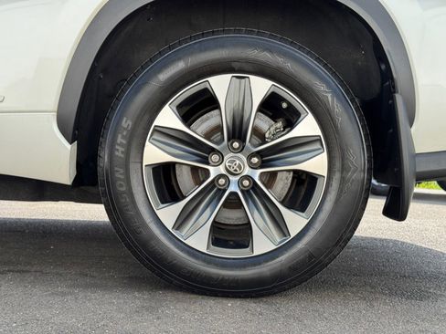 Used 2020 Toyota Highlander XLE image 16