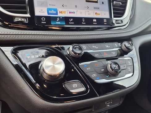 New 2026 Chrysler Pacifica Select image 7