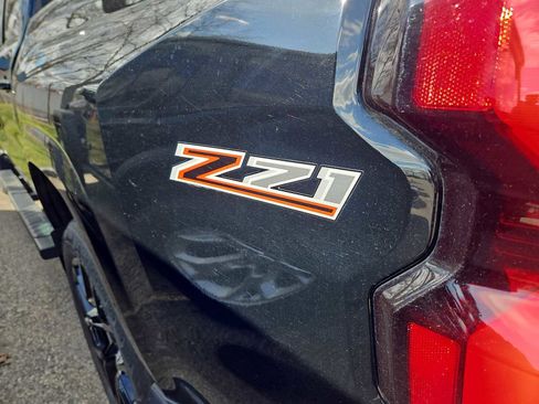 Used 2024 Chevrolet Colorado Z71 w/ LPO, Dark Essentials Package image 4