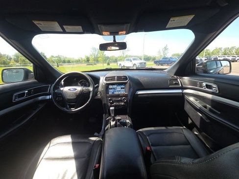 Used 2017 Ford Explorer XLT w/ Equipment Group 202A AWD/4WD image 20