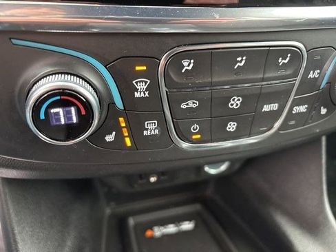 Used 2023 Chevrolet Traverse LT image 25