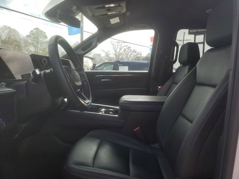 Used 2025 Chevrolet Suburban Z71 image 8